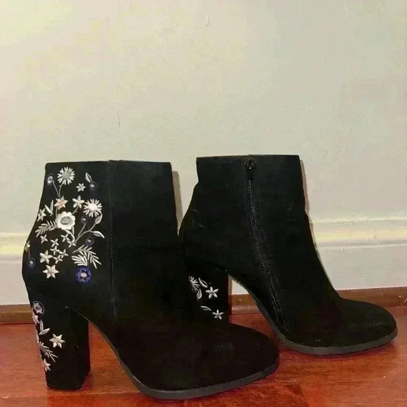 Black suede embroidered ankle booties, EU 40, US 9, French retailer - Picture 4 of 7